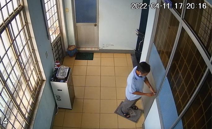 Ông L.V.T mở cửa phòng làm việc riêng tại cơ quan trước khi camera quay lại cảnh "mây mưa" khoảng 20 phút
