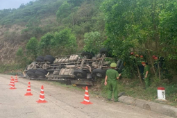 Lật xe chở dưa, 4 người chết, nhiều người bị thương