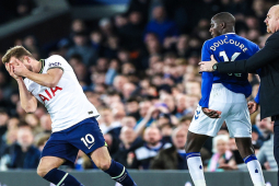 Bóng đá - Harry Kane khiến đối thủ ăn thẻ đỏ, cán mốc lịch sử