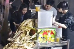 Thị trường - Tiêu dùng - Bất ngờ giá bán nước mía Việt Nam tại Hàn, 2 ngày ép hết 900kg, khách xếp hàng đợi uống