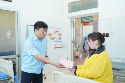 Tin tức trong ngày - Vợ người đàn ông bị ô tô húc rơi xuống hang sâu 56m xúc động kể lại phút chồng "phát tín hiệu" còn sống