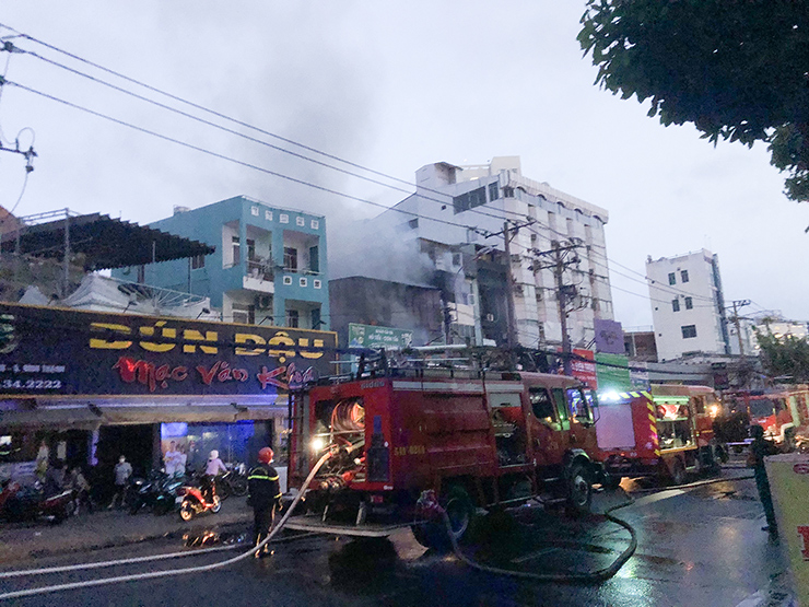 Lực lượng chữa cháy phong tỏa hiện trường để dập lửa