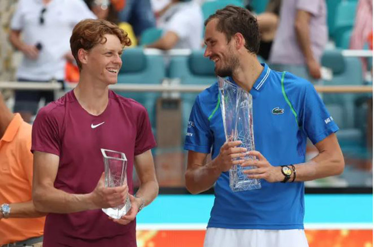 Daniil Medvedev (phải) hạ gục "hiện tượng" Jannik Sinner để đăng quang ngôi vương Miami Open 2023