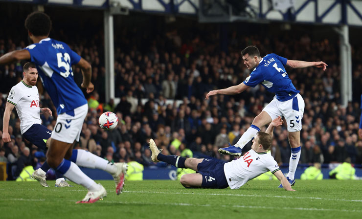 Michael Keane lập siêu phẩm ở phút 90 để từ tội đồ hóa người hùng của Everton khiến Tottenham hụt thắng&nbsp;