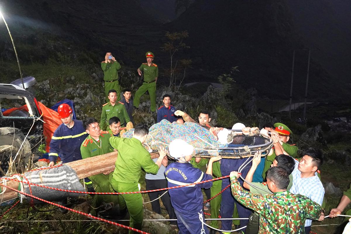 Lực lượng cứu hộ đã đưa được nạn nhân dưới hang đá sâu hơn 50m lên