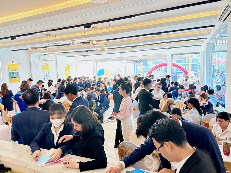 Sự kiện thu hút nhiều khách hàng có nhu cầu an cư lẫn đầu tư tại nhà điều hành dự án Diamond Boulevard vào sáng 26/03/2023.