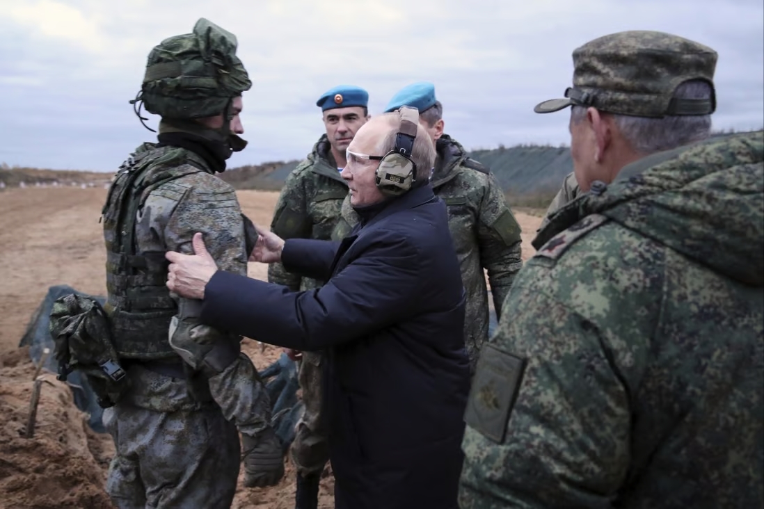 Tổng thống Nga Putin thăm một địa điểm huấn luyện binh sĩ Nga (ảnh: TASS)