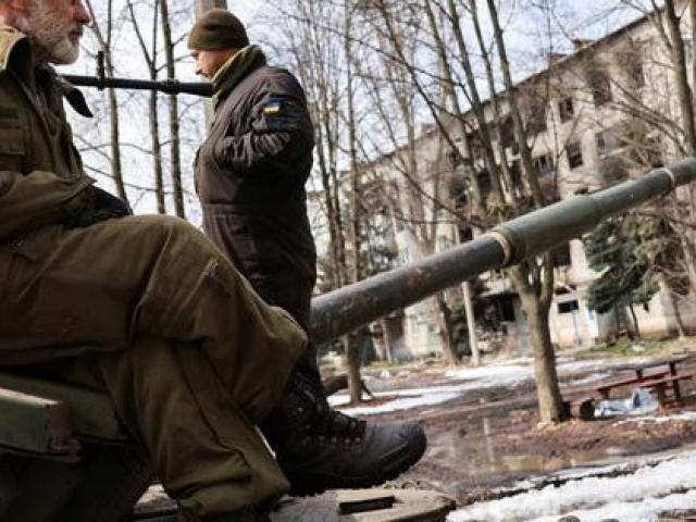 Thế giới - Ukraine nói về "chảo lửa" Bakhmut, quốc gia không thuộc EU trừng phạt Nga