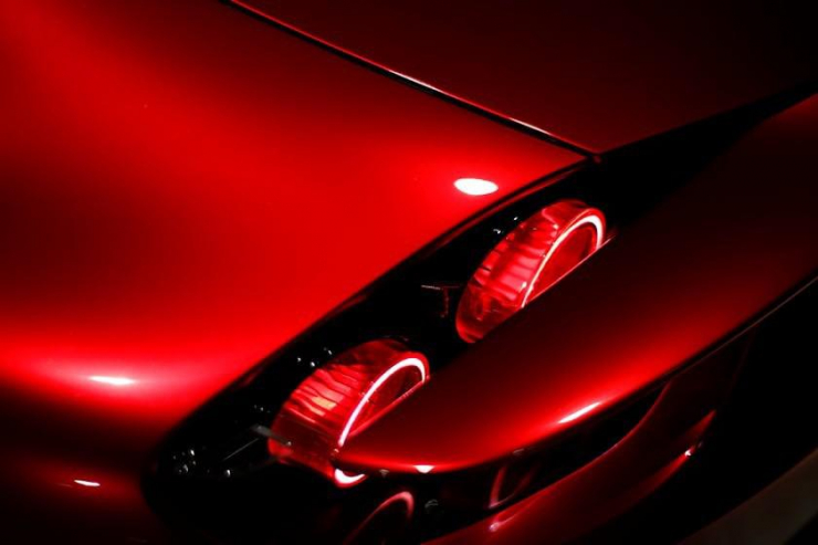 Mazda chú trọng cách ánh sáng tương tác với màu sơn. Ảnh: Carbuzz.