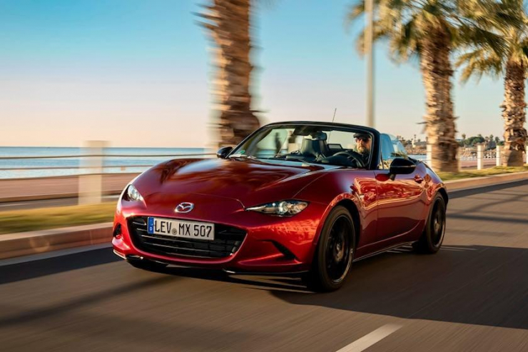 Mazda đạt được giải vàng vào năm 1989 khi ra mắt mẫu Miata do Shunji Tanaka thiết kế. Ảnh: Carbuzz.
