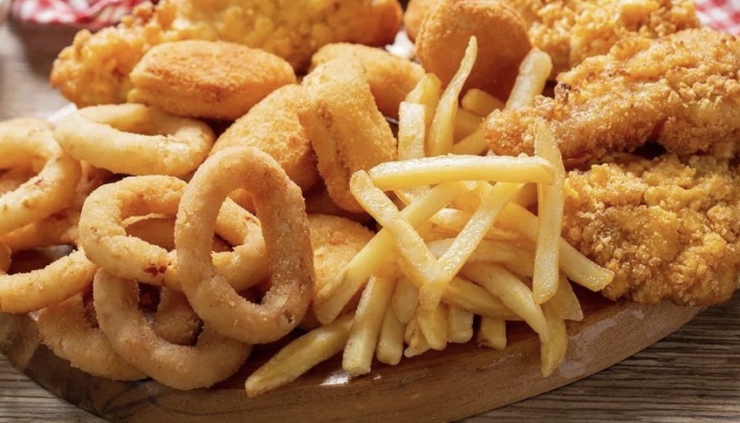 Khoai tây chiên chứa đầy hương vị nhân tạo, chất bảo quản, dầu và natri không tốt cho tim mạch. Ảnh: PHƯƠNG LÊ.