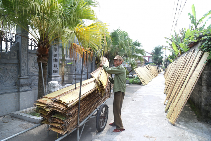 Để những chiếc phên bánh đa nem được khô đều thì cứ khoảng 1 tiếng là đảo phên. Những ngày nắng hanh, chỉ cần phơi 2 giờ là có thể thu phên.