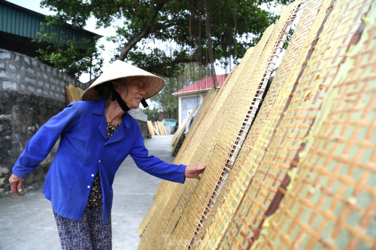 “Phơi bánh là khâu quan trọng nhất, quyết định chất lượng sản phẩm. Bánh phơi phải được lật trở đều tay. Những hôm nắng hanh thì phải nhanh tay thu gom để bánh không bị quá giòn, đứt gãy. Bánh không đủ nắng sẽ bị ỉu và xỉn màu”, bà Huệ cho hay.