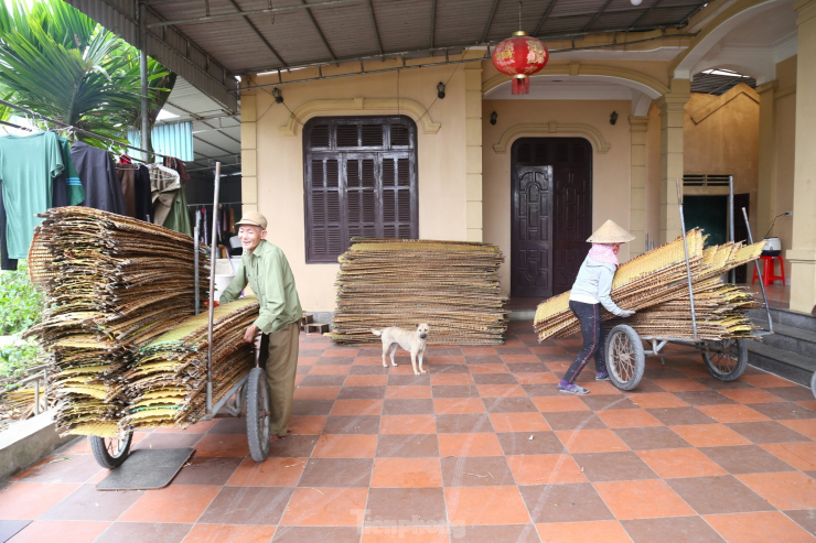 Bánh đa nem được bán với giá 28.000 – 30.000đồng/kg, được tiêu thụ từ Nam ra Bắc. Hàng làm đến đâu tiêu thụ hết đến đó.