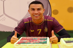 Ronaldo khoe quà ý nghĩa từ Al Nassr, suýt về Tottenham sát cánh Kane