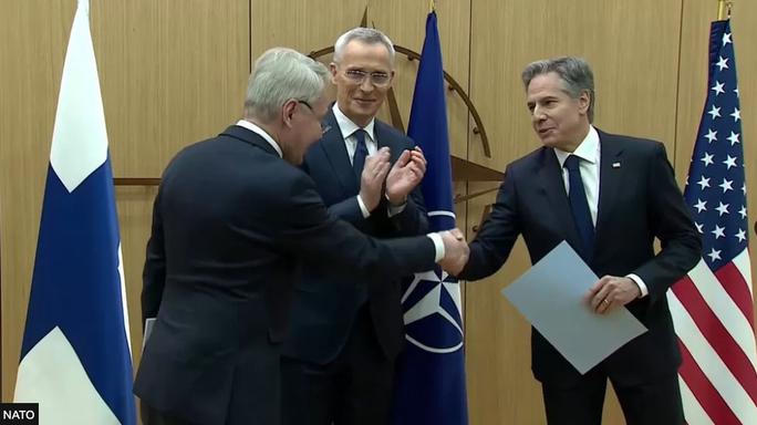 Bộ trưởng Ngoại giao Phần Lan Pekka Haavisto (trái) đã ký tài liệu gia nhập NATO ngày 4-4 và trao nó cho Ngoại trưởng Mỹ Antony Blinken (phải). Ảnh: NATO
