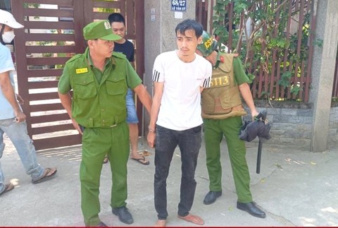 Lực lượng Công an bắt nghi phạm Võ Phi Hậu.