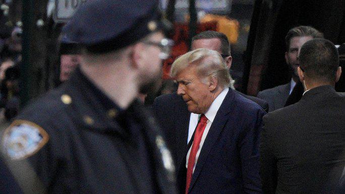 Cựu Tổng thống Mỹ Donald Trump đối mặt với 34 tội danh nhưng ông không thừa nhận vào ngày 4-4. Ảnh: Reuters