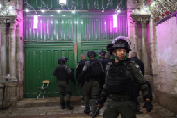 Cảnh sát Israel ập vào thánh địa Hồi giáo, đụng độ dữ dội với người Palestine
