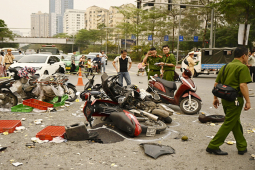 Tin tức trong ngày - Hà Nội: Ô tô "điên" tông hàng loạt xe máy trên đường Võ Chí Công