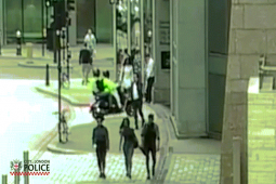 Phi thường - kỳ quặc - Video: Choáng váng trước màn giật điện thoại “nhanh như chớp” của hai tên cướp