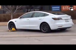 Ô tô - Clip: Ô tô bị khóa bánh tài xế vẫn thản nhiên lao đi mang theo cả khóa