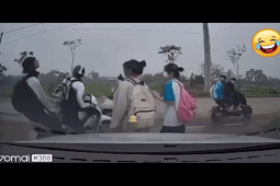 Xe máy - Xe đạp - Clip: "Sửu nhi" thể hiện trước mặt gái và cái kết bẽ mặt