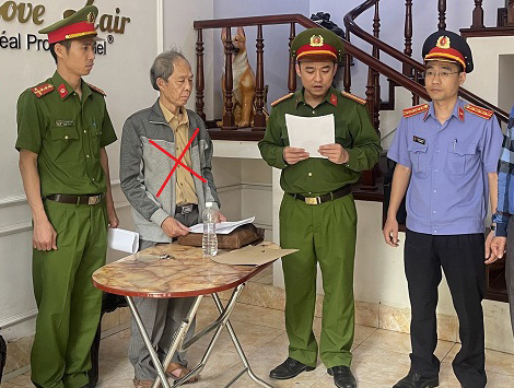 Nguyễn Thành Nam - cựu Phó Giám đốc Sở Tài nguyên và môi trường tỉnh Hà Nam, (đánh dấu X màu đỏ).