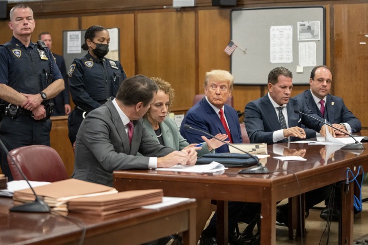 Ông Trump ngồi bên cạnh các luật sư tại tòa.