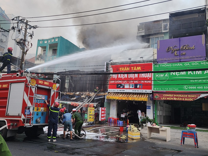 Lực lượng chức năng triển khai dập lửa tại hiện trường. Ảnh: ĐC