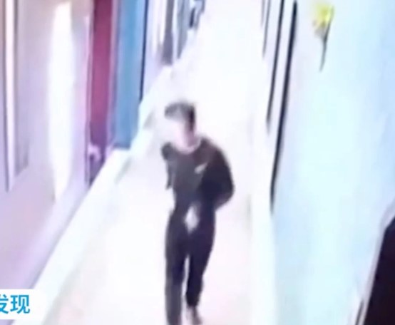 Kẻ lạ mặt bỏ chạy khi bị thanh niên phát hiện. Ảnh: SCMP