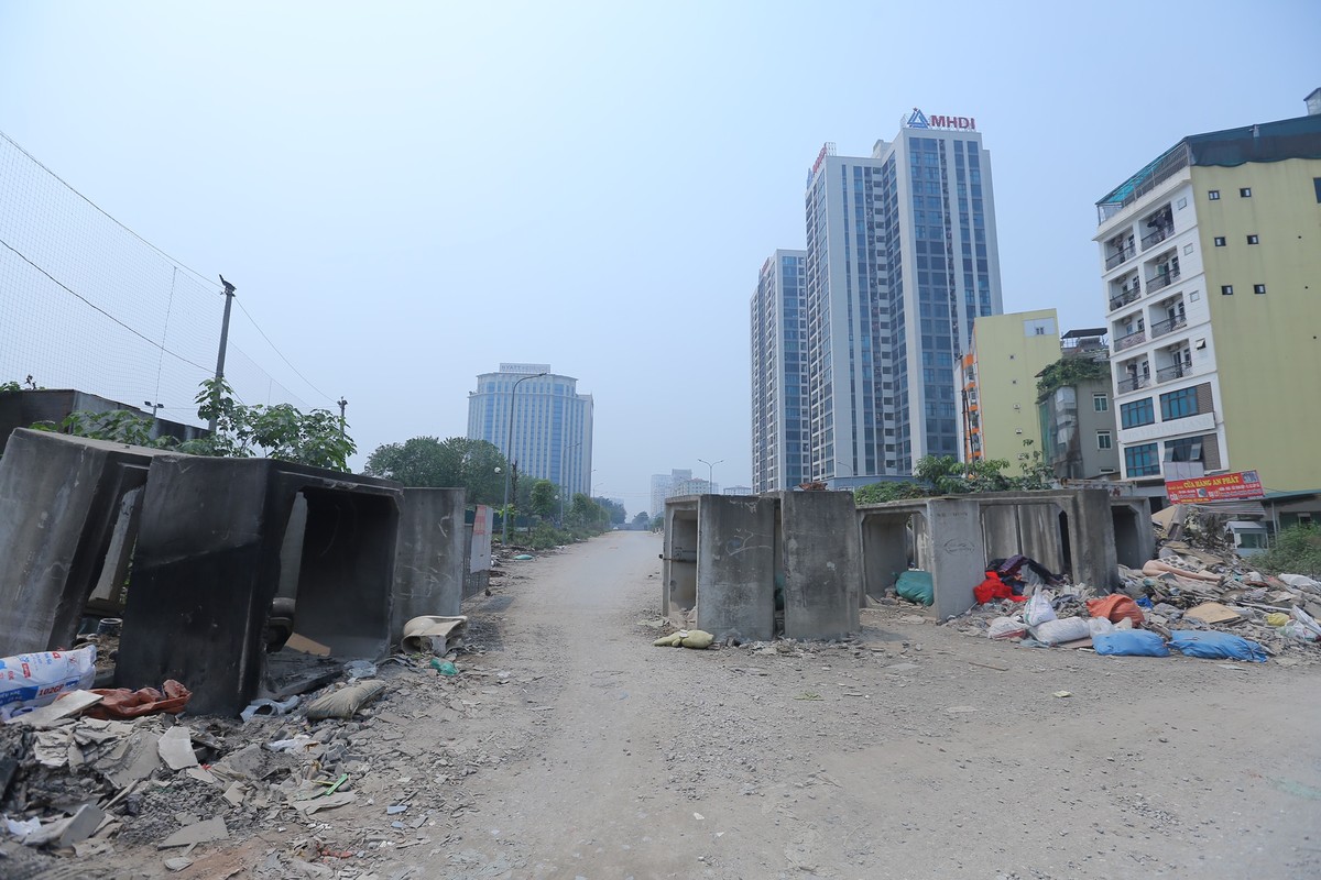 Tại điểm nối từ ngã tư Lê Đức Thọ đi sâu vào khoảng 200m đã được trải thảm nhựa, nhưng vẫn ngổn ngang các ụ bê tông, các thanh thép ở ụ bê tông lòi ra gây mất an toàn cho người dân khi đi qua.