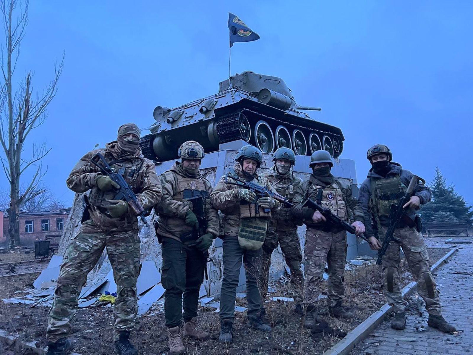 Thủ lĩnh Wagner&nbsp;Yevgeny Prigozhin (giữa), chụp ảnh cùng các chiến binh đánh thuê hồi tháng 3/2023.