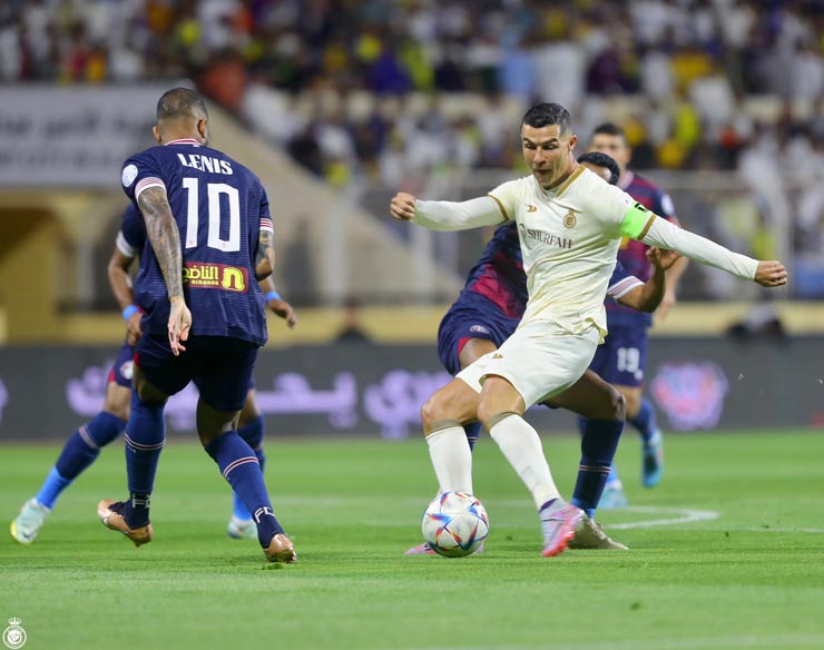 Ronaldo (áo sáng) chơi năng nổ trên hàng công Al Nassr