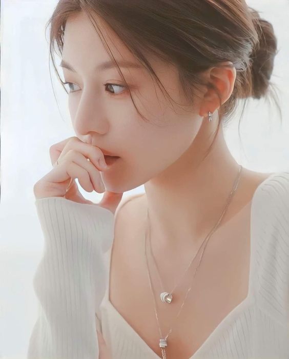 Nếu ý nghĩ về phẫu thuật làm bạn sợ hãi, thì bạn không đơn độc. Đó là lý do tại sao các bác sĩ da liễu đang chia sẻ các phương pháp điều trị không phẫu thuật thực sự có thể giúp cải thiện tình trạng da chảy xệ mà không mang lại rủi ro và thời gian nghỉ dưỡng như phẫu thuật. Đây là những lựa chọn hàng đầu của họ để điều trị. 