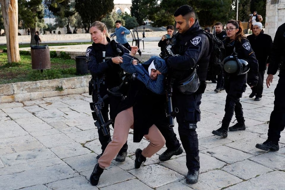 Cảnh sát Israel bắt giữ một người có hành vi “quá khích” ở nhà thờ al-Aqsa (ảnh: Reuters)