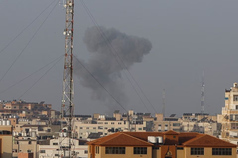 Khói bốc lên từ một khu nhà sau vụ rocket phóng từ dải Gaza vào Israel (ảnh: Reuters)