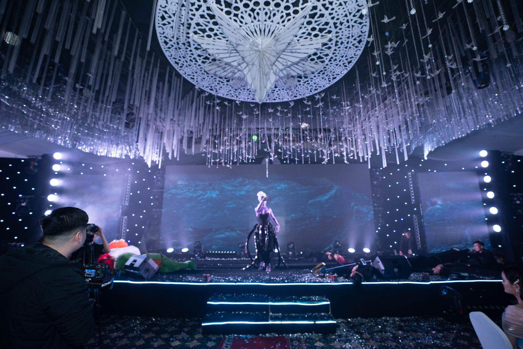 Các tiết mục được đầu tư kỹ lưỡng, công phu và giàu cảm xúc với các hình ảnh tương phản