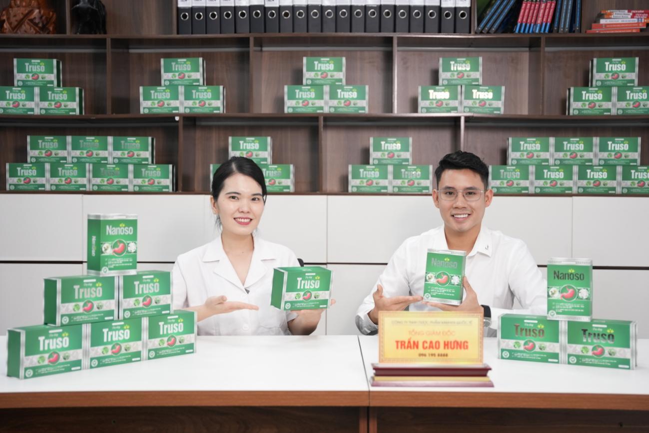 CEO Trần Cao Hưng và cố vấn chuyên môn của Viện nghiên cứu Tinh Hoa Y Dược Cổ Truyền