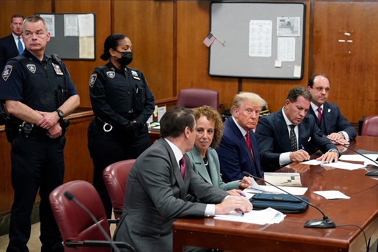 Ông Trump ngồi bên cạnh luật sư tại tòa án quận Manhattan, thành phố New York. Ảnh: CNN
