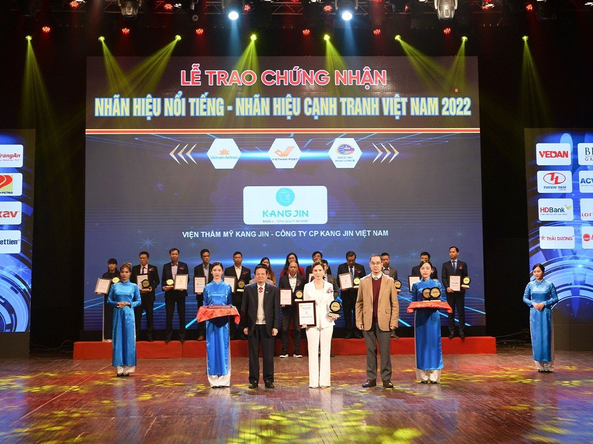 Đại diện Thẩm mỹ viện KangJin nhận giải thưởng Top 100 nhãn hiệu nổi tiếng 2022