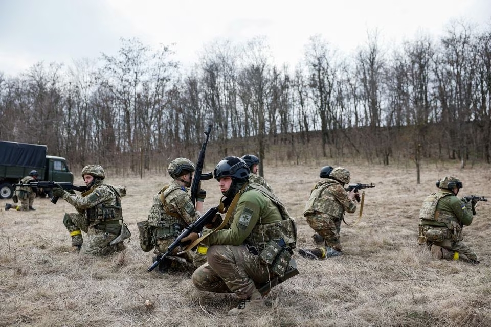 Tân binh thuộc lữ đoàn “Biên giới thép” của Ukraine luyện tập chiến đấu (ảnh: Reuters)