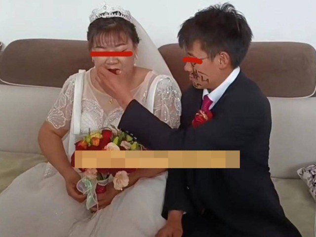 Bạn trẻ - Cuộc sống - Trai tân 28 tuổi cưới vợ 42 tuổi, biết danh tính cô dâu cả gia đình khuyên anh nghĩ lại