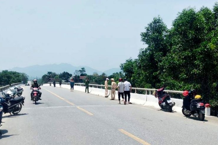 Cầu Rào Trổ nơi phát hiện có chiếc xe đạp điện, mũ bảo hiểm và ba lô của học sinh để lại.