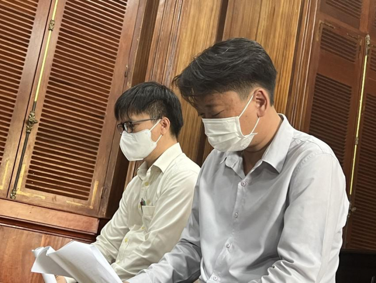 Hai bị cáo Nguyễn Văn Tùng (trái) và Nguyễn Quốc Tuấn tại toà. Ảnh: HỮU ĐĂNG