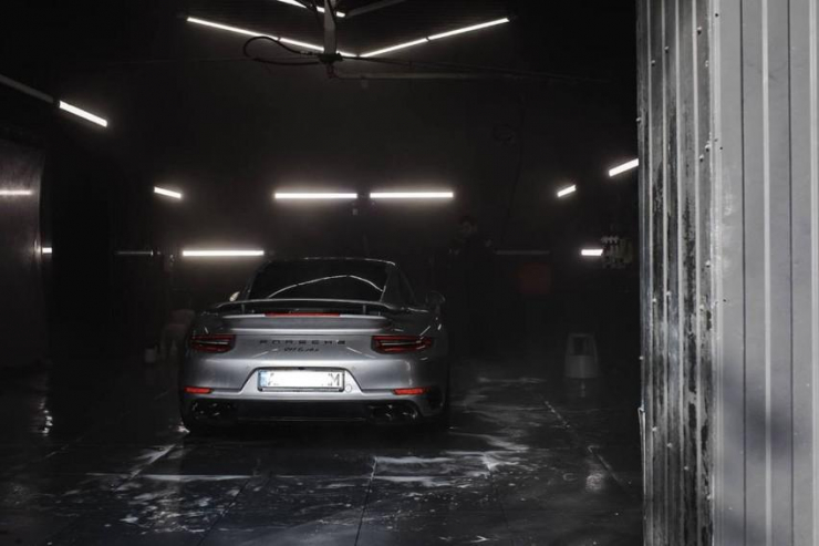 Một chiếc xe Porsche đang được rửa. Ảnh: Motorbiscuit.