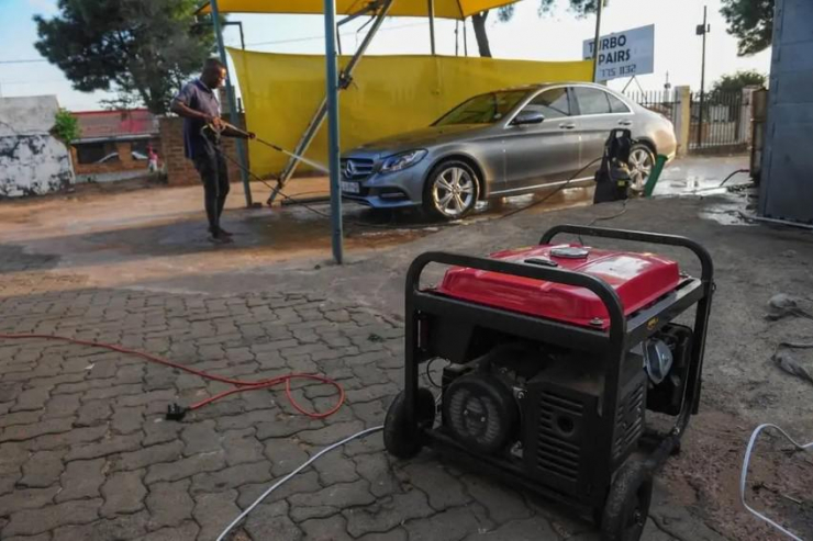 Không bao giờ dùng khăn bẩn khi rửa xe. Ảnh: Motorbiscuit.