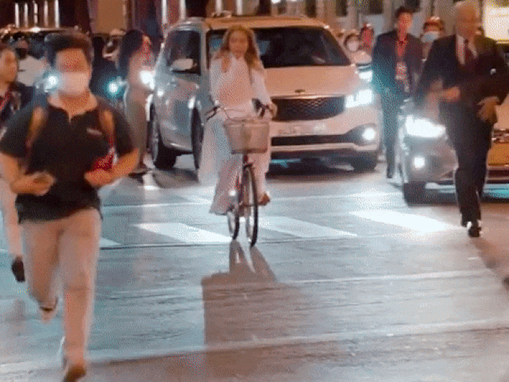Mỹ Tâm mặc áo dài đạp xe "náo loạn" đường phố cùng dàn vệ sĩ