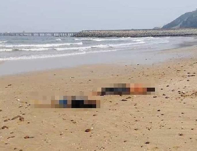 Thi thể 2 nữ sinh trôi dạt vào bờ biển. Ảnh: Facebook