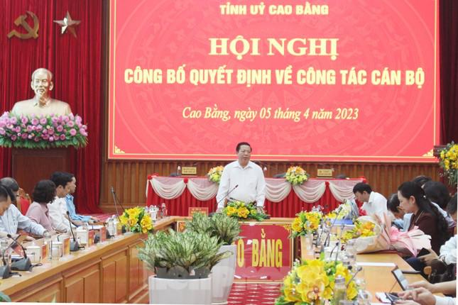 Bí thư Tỉnh ủy Cao Bằng Trần Hồng Minh (giữa) phát biểu giao nhiệm vụ cho tân Trưởng Ban Nội chính Tỉnh ủy. Ảnh: CB